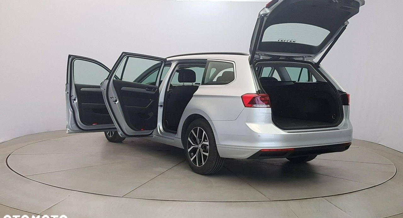 Volkswagen Passat cena 126900 przebieg: 74000, rok produkcji 2019 z Golina małe 562